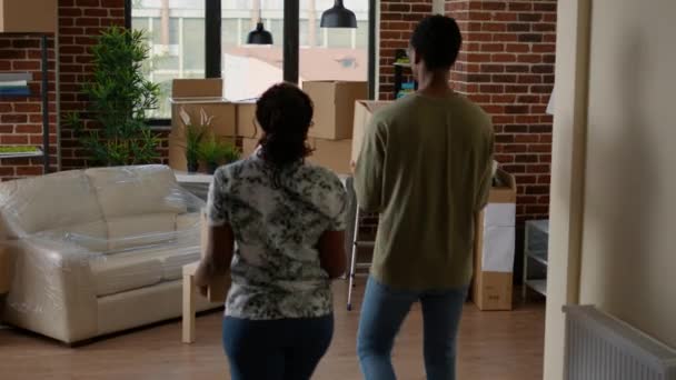 Mann Und Frau Ziehen Mit Kartons Ihr Neues Zuhause Und — Stockvideo