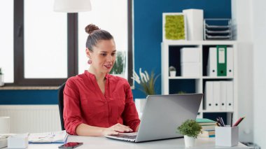 Pazarlama satış grafikleriyle çalışan şirket çalışanı, iş geliştirme için finansal istatistik raporu oluşturmak için dizüstü bilgisayar kullanıyor. Çevrimiçi yürütme araştırmalarını analiz eden ofis çalışanı.