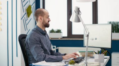 Ticari uzmanlık planlama stratejisi ile iş büyümesine yardımcı olan bir finans analisti. Ticari ağ geliştirme üzerinde çalışmak için pazarlama istatistiklerini kullanan satış danışmanı.