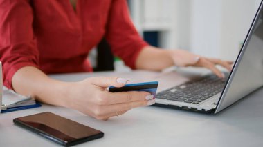Başlangıç çalışanı bilgisayarında kredi kartıyla online alışveriş yapıyor. Banka parasıyla satış yapıyor. Ofis çalışanı, ticari kalkınma için işlem yapıyor. Kapat..