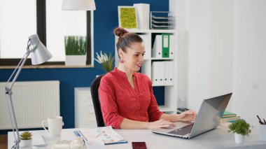 Bilgisayarda iş istatistikleri ve veri tablolarıyla çalışan satış danışmanı şirket ofisinde finansal kalkınma planlıyor. Proje stratejisinde grafik kullanan bir araştırma yardımcısı.