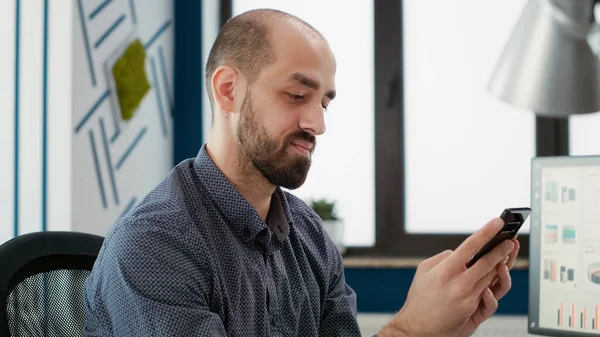 Homme Affaires Regardant Smartphone Pour Naviguer Sur Internet Travailler Avec — Photo