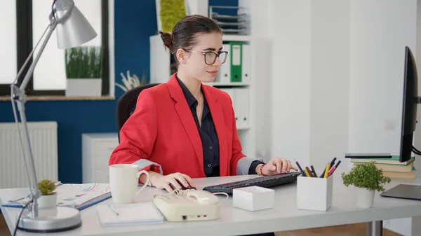 Assistente Aziendale Nella Pianificazione Della Strategia Aziendale Sul Computer Utilizzando — Foto Stock