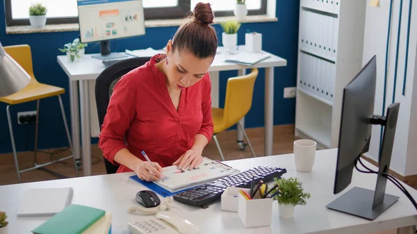 Bedrijfsboekhouder Het Nemen Van Notities Financiële Documenten Het Analyseren Van — Stockfoto