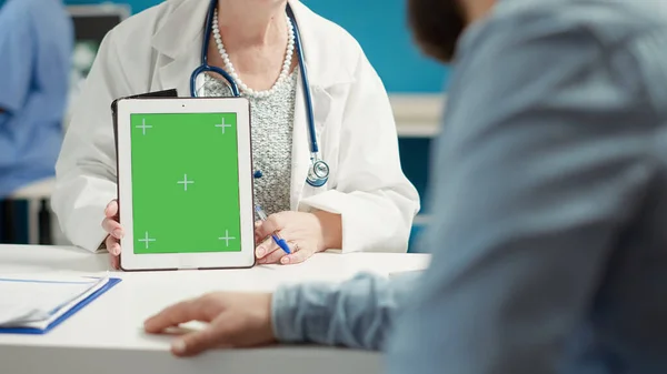 Médecin Généraliste Montrant Écran Vert Sur Tablette Numérique Dans Armoire — Photo