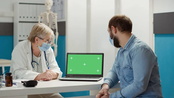 Läkare Och Patient Tittar Bärbar Dator Med Grön Skärm Vid — Stockfoto