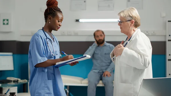 Diverse Team Medical Specialists Talking Medication Cure Sickness Health Care — Stock Photo, Image