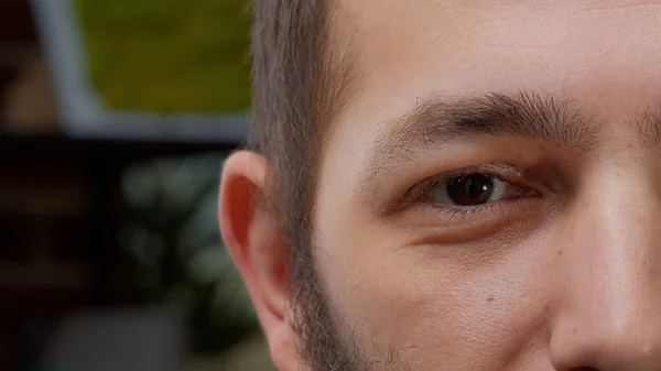 Makro Záběr Portrét Mužského Modelu Ukazující Jedno Oko Kameře Hnědé — Stock fotografie