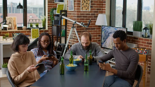 Νέοι Άνθρωποι Δεν Μιλούν Μεταξύ Τους Και Χρησιμοποιούν Smartphones Συνάντηση — Φωτογραφία Αρχείου