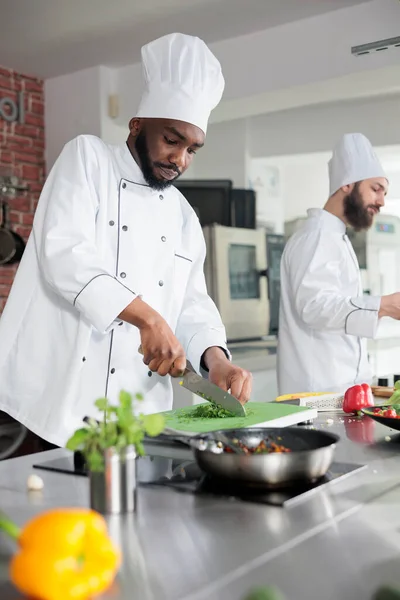 Experto Gastronómico Cocina Profesional Restaurantes Picando Verduras Frescas Mientras Cocina —  Fotos de Stock