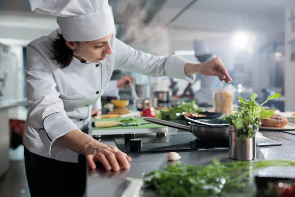 Experto Culinario Que Pone Hierbas Frescas Picadas Sartén Mientras Cocina —  Fotos de Stock