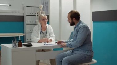 Hasta hasta, sağlık hizmetleri desteği ve ilaç alabilmek için check-up belgeleri imzalıyor. Muayenede reçeteli ilaçla iyileşmek için randevu raporuna imza.