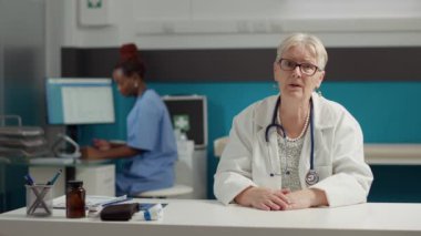 Uzaktan telekomünikasyon kullanarak teletıp ve teletıp görüntülü konferansına katılarak hastayla çevrimiçi video görüşmesi yapan doktorların POV 'u. Sanal webcam telekonferansı.