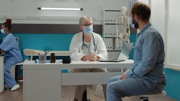 Arzt Und Patient Unterhalten Sich Bei Der Ärztlichen Untersuchung Kabinett — Stockvideo
