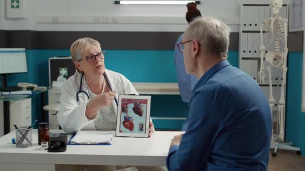 Γυναίκα Γιατρός Δείχνει Καρδιολογική Διάγνωση Ψηφιακή Ταμπλέτα Κρατώντας Gadget Την — Αρχείο Βίντεο