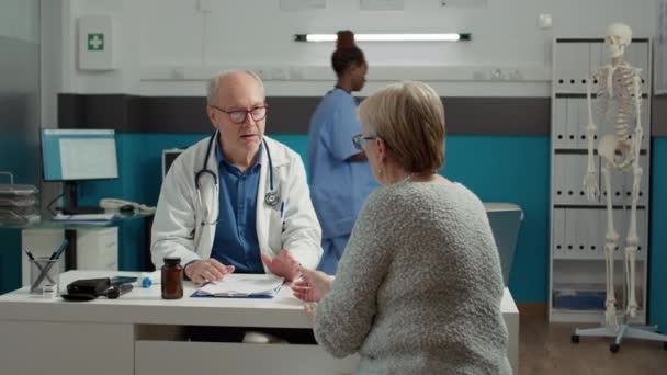 Γιατρός Και Συνταξιούχος Ασθενής Μιλούν Για Ανάρρωση Κατά Την Επίσκεψη — Αρχείο Βίντεο