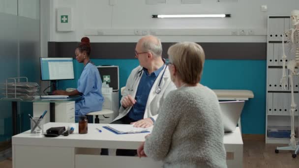 Paciente Médico Anciano Analizando Radiografía Ósea Consulta Revisión Para Recuperación — Vídeo de stock