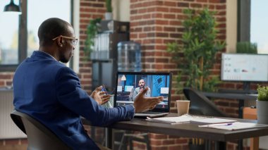 Finansal analist internette proje lideriyle görüşmek için online telekonferans kullanıyor. İş ortakları sanal telekomünikasyon için webcam ile uzaktan video konferans görüşmesi yapıyorlar..