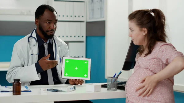 Porodník Pracuje Horizontální Zelenou Stěnou Tabletu Používá Při Kontrole Budoucí — Stock fotografie