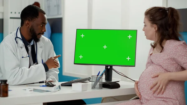 Médico Paciente Com Barriga Gravidez Olhando Greenscreen Computador Armário Médico — Fotografia de Stock