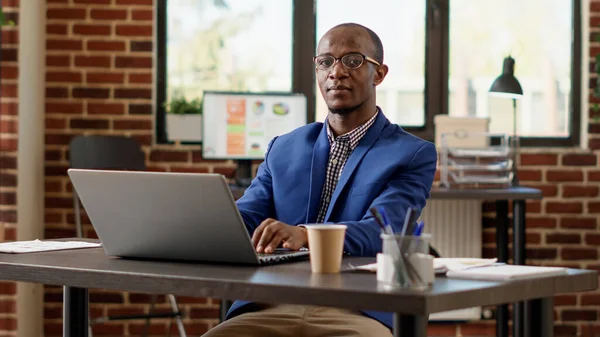 Porträt Eines Assistenten Der Geschäftsführung Der Eine Online Website Laptop — Stockfoto