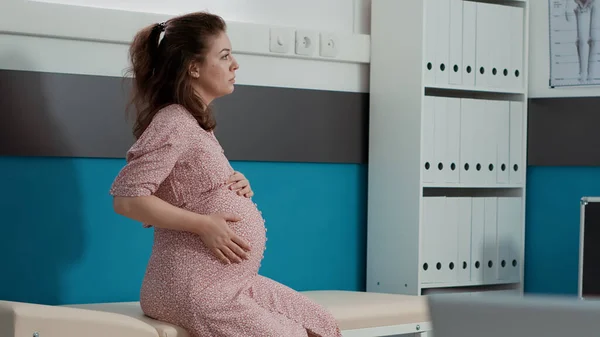 Hamilelik Göbekli Bir Kadının Portresi Sağlık Uzmanıyla Görüşmeye Başlamak Için — Stok fotoğraf