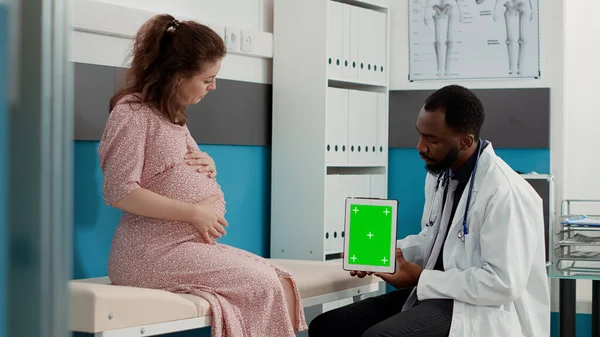 Kadın Doğum Uzmanı Beklenen Hastayı Muayene Ederken Dijital Tablette Yeşil — Stok fotoğraf