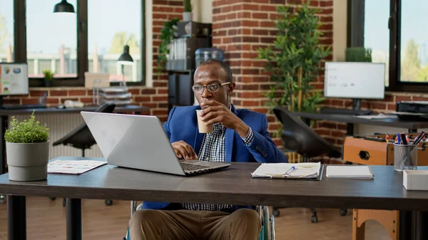 Entrepreneur Impairment Working Disability Friendly Office Using Laptop Desk Sitting — Stok fotoğraf