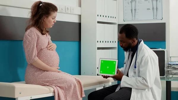 Paciente Grávida Médico Analisando Greenscreen Horizontal Comprimido Digital Obstetra Usando — Fotografia de Stock