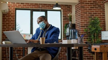 Yönetici asistanı başlangıç ofisinde sabit telefon görüşmesine cevap veriyor, müdürle uzaktan konuşma yapıyor. Patronla iş konuşmak için ofis telefonunu kullanmak..