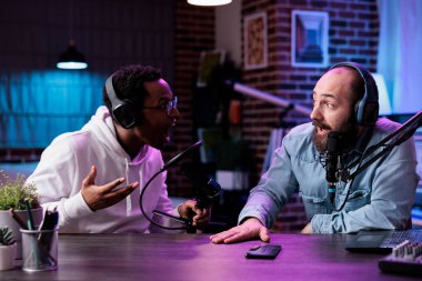 Etkilenenlerden oluşan çeşitli bir ekip kamera önünde kanal videosu çekiyor ve canlı yayında vlog yayınlıyorlar. İçerik yaratıcıları vlog ekipmanlarıyla talk show bölümü kaydediyor.