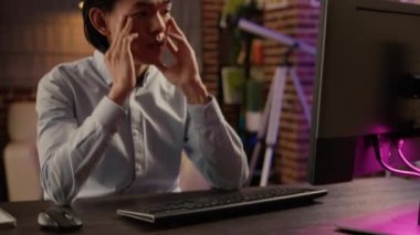 Şirket çalışanı uzak bir işte baş ağrısı ve migrenle uğraşıyor. Evden çalışıyor ve stres ve yorgunluk çekiyor. Bilgisayar kullanarak çok çalışmak ve hayal kırıklığına uğramak. El kamerasıyla..