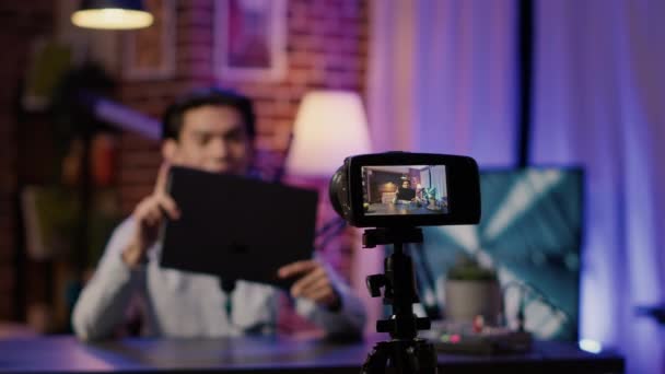 Камера Тринозі Зйомок Подкаст Шоу Чоловіком Робить Огляд Продукту Ноутбука — стокове відео