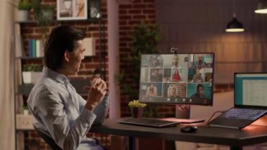 Çevrimiçi konferans görüşmesi için telekonferans ve webcam kullanan bir grup insanla serbest çalışan bir toplantı. Sanal internet telekomünikasyon ve tele-çalışma ile uzak video konferansı.