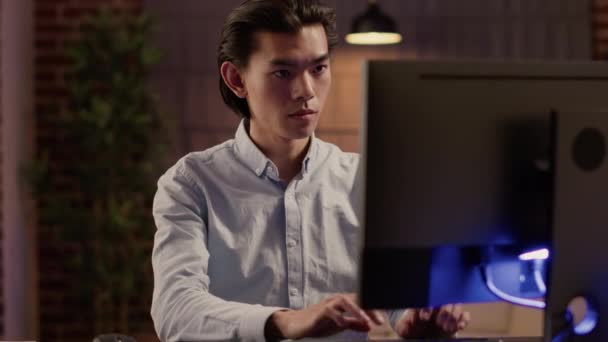 Сосредоточен Азиатский Человек Работающий Над Коммерческим Отчетом Сайте Используя Компьютер — стоковое видео