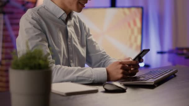 Freelancer Masculino Usando Smartphone Pausa Para Mensagens Texto Rolar Aplicativo — Vídeo de Stock
