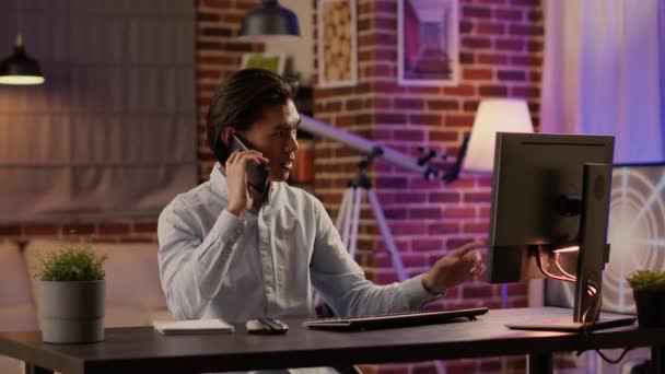 Pracownik Biurowy Rozmawia Przez Telefon Zaplanować Dokument Pracuje Domu Rozmawia — Wideo stockowe