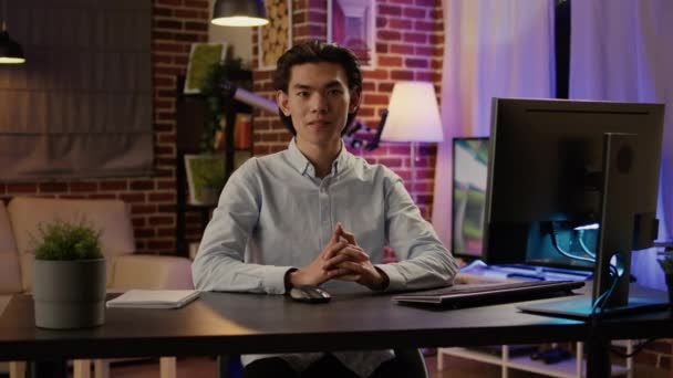 Portrét Asijského Zaměstnance Sedícího Stolem Pracujícího Startu Firmy Psaní Zprávy — Stock video