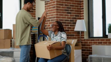 Afrika kökenli Amerikalı ortaklar yeni evlerinde paketsiz mobilyalarla eğleniyorlar. Taşınmanın tadını çıkarmak, kiralık daireye taşınmak ve dekorasyonla oynaşmak. El kamerasıyla..