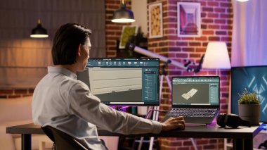 Yazılım üzerinde gelişmiş manufactory arayüzü kullanarak endüstriyel makine geliştirme üzerinde çalışan erkek mühendis. 3D sanayi bileşenindeki makine motorlu teknik konteynır tasarımı.