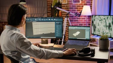 Endüstri teknisyeni, endüstriyel konteynır yaratmak için mühendislik yazılımı kullanarak bilgisayar üzerinde ürün üretiyor. Manufactory modeli ve teknik plan. .