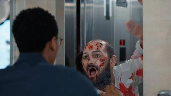 Kendinden Emin Bir Adam Işten Çıkarken Asansörde Şeytani Zombilerle Karşılaşır — Stok fotoğraf