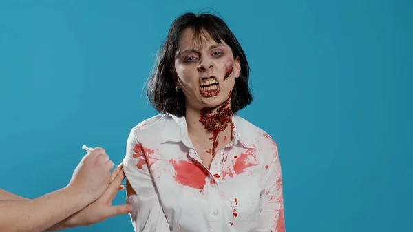 Przerażająco Dziwnie Wyglądający Zombie Rozgniewany Zastrzykiem Odporności Szczepionkę Przerażający Potwór — Zdjęcie stockowe