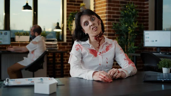 Enge Zombie Vrouw Met Bloederige Diepe Wonden Kantoor Zwaaiend Met — Stockfoto