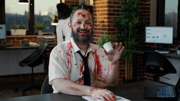 Pesadilla Zombie Con Heridas Sangrientas Sonriendo Espeluznante Mientras Muerde Planta —  Fotos de Stock