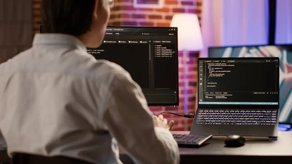 Разработчик Программного Обеспечения Кодирует Сервер Брандмауэра Компьютере Ноутбуке Используя Систему — стоковое фото