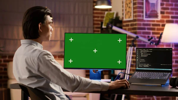 Erkek Girişimci Için Yeşil Ekranlı Bilgisayar Ekranını Kullanıyor Boş Telif — Stok fotoğraf