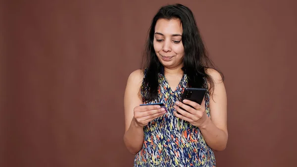 Весела Жінка Робить Інтернет Шопінг Кредитною Карткою Сайті Смартфона Купуючи — стокове фото