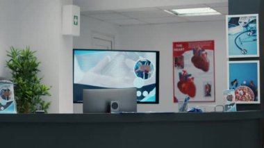 Hastane resepsiyonunda check-up randevularına ve hastalık muayenelerine yardım edecek kimse yok. Klinik koridoru merkezde bekleme salonu..