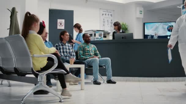 Různorodá Skupina Lidí Kteří Čekají Nemocniční Recepci Aby Zúčastnili Lékařské — Stock video
